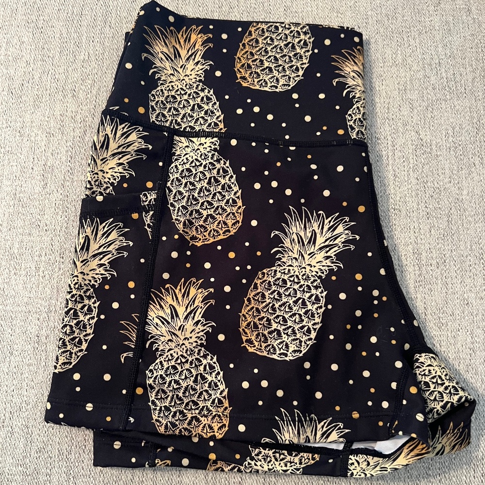 Constantly Varied Gear (CVG) Size Large 2.5 Inch Shorts - Fineapples